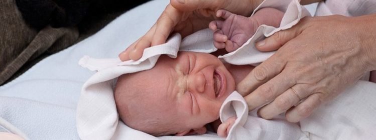 ऐसे करें छोटे और नवजात बच्चों की देखभाल