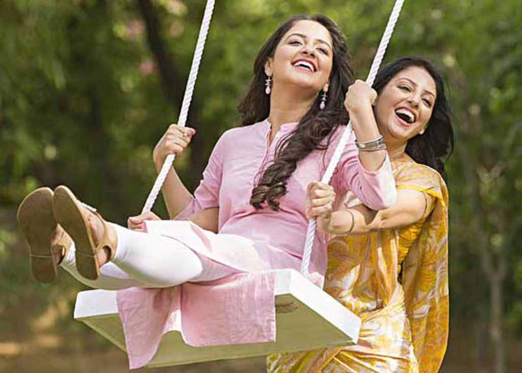 अपनी बेटी को उसकी पहली माहवारी (मासिक धर्म) के लिए तैयार करें